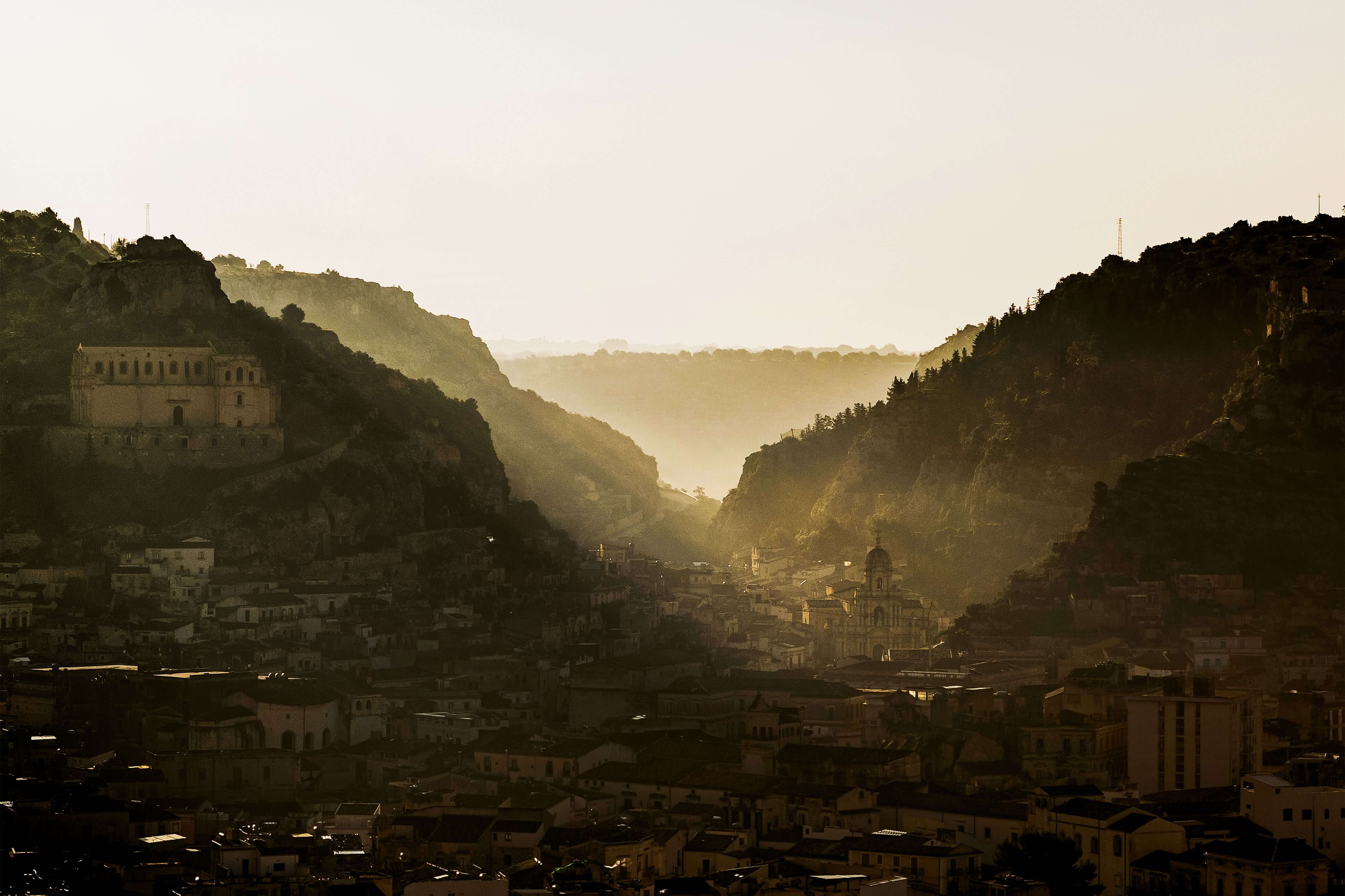 Scicli, alba e foschia